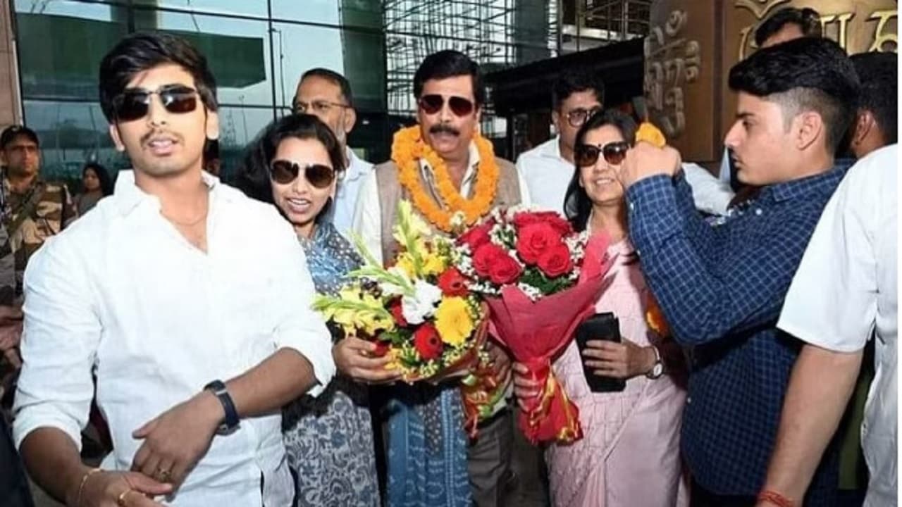 आनंद मोहन और उनका परिवार पहुंचा देहरादुन, डेस्टिनेशन वेडिंग के अंतिम क्षण, देखें तस्वीरें