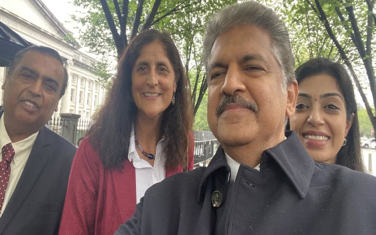 Anand Mahindra Tweet: आनंद महिंद्रा और मुकेश अंबानी की छूट गई बस, बुक करनेवाले थे उबर, तो हुआ कुछ ऐसा...