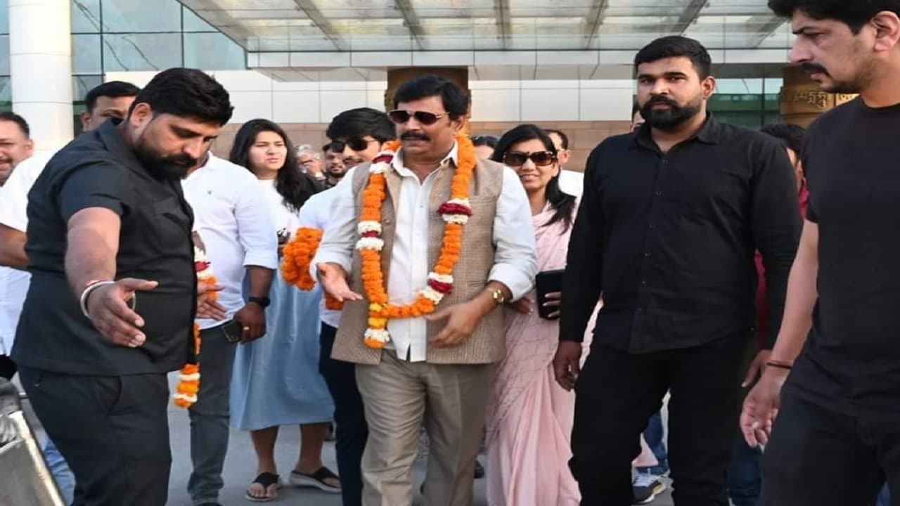 VIDEO: बाहुबली आनंद मोहन गा रहे- ‘आजकल तेरे मेरे प्यार के चर्चे हर जुबान पर..,’ वायरल वीडियो देखिए