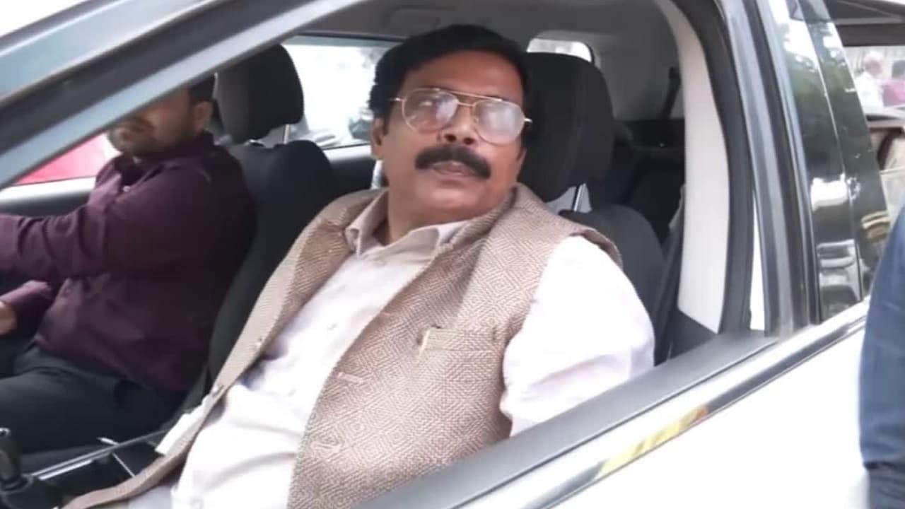 बिहार: सीएम नीतीश कुमार से मिलने पहुंचे आनंद मोहन, पत्नी लवली आनंद भी है साथ, सियासी हलचल हुई तेज