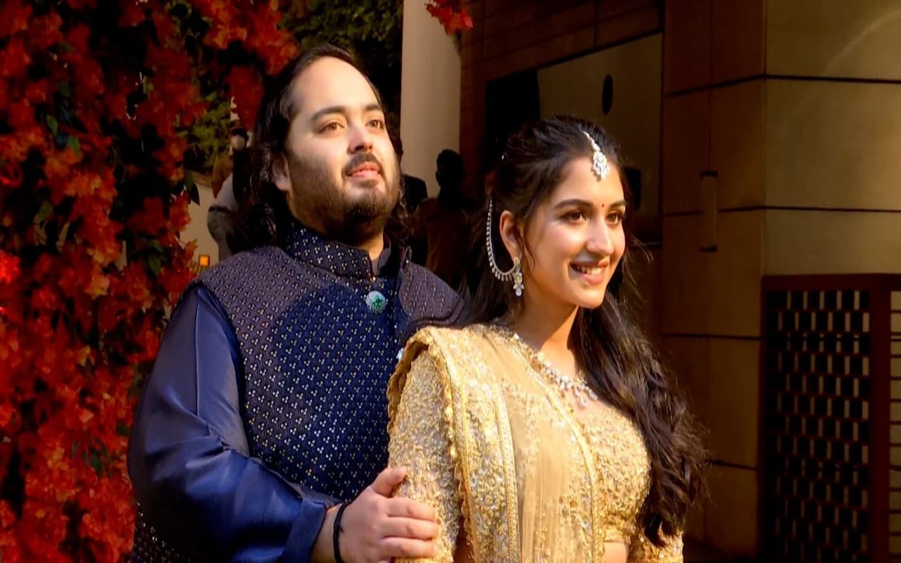Anant Radhika Engaged: पारंपरिक रस्मों के बीच अनंत और राधिका की सगाई संपन्न