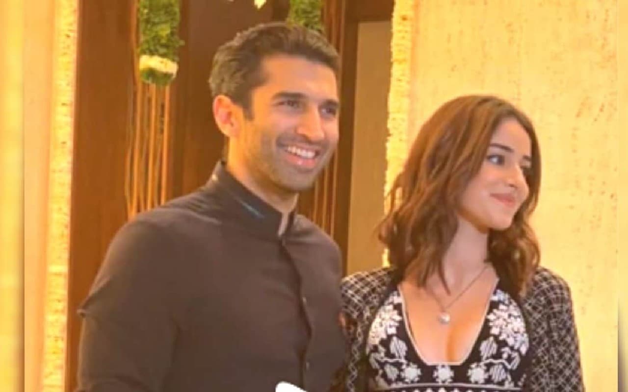 Diwali 2022: दिवाली पार्टी में अनन्या पांडे-आदित्य रॉय साथ हुए स्पॉट, फैंस बोले-दाल में कुछ काला है,VIDEO