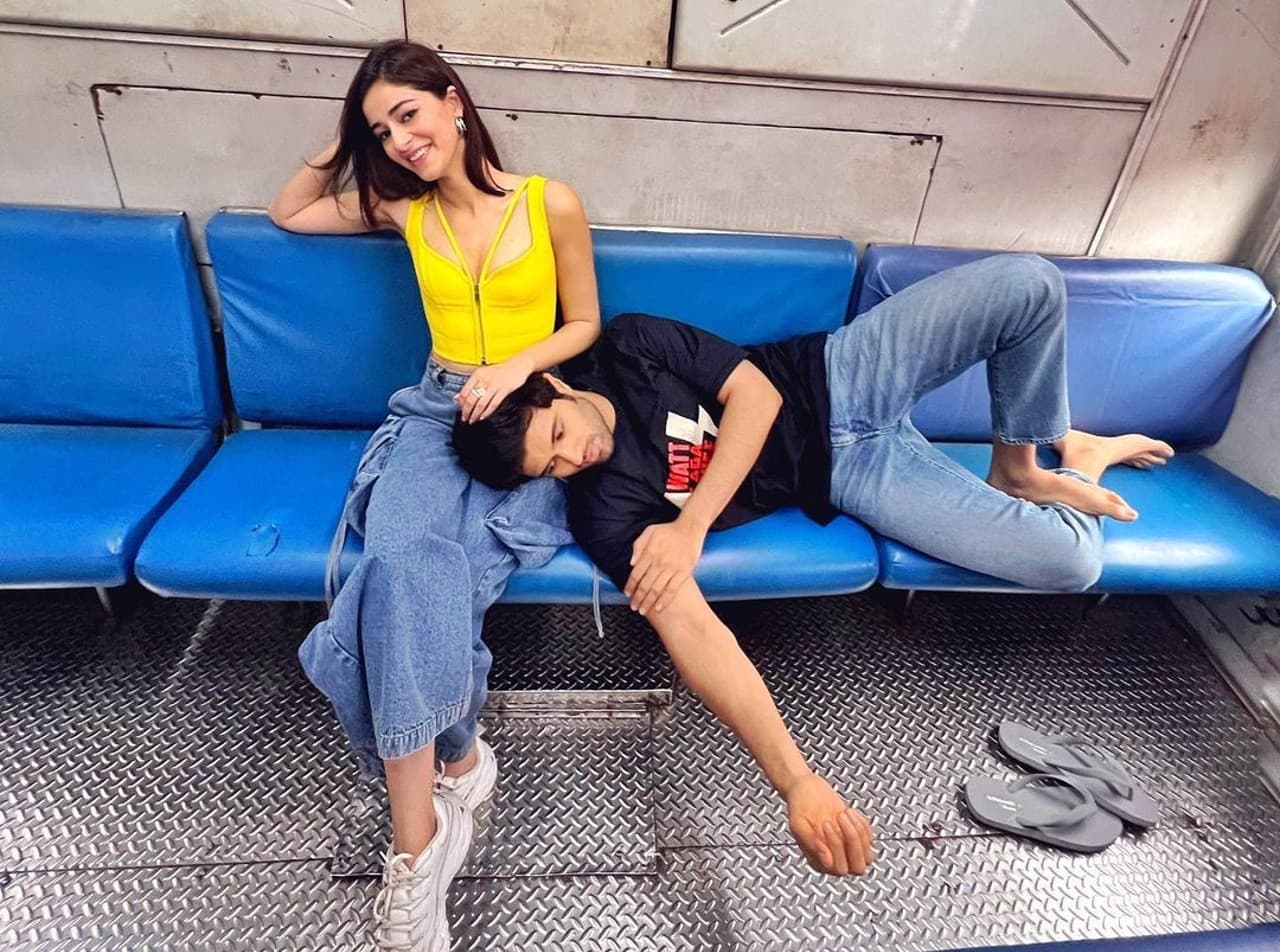 Liger: अनन्या पांडे-विजय देवरकोंडा ने मुंबई लोकल में किया सफर, खाली ट्रेन देख फैंस ने किए मजेदार कमेंट