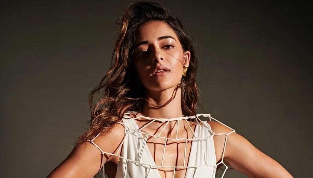 अनन्या पांडे ने मोनोकिनी में शेयर की बेहद ग्लैमरस तसवीरें, फैंस ने कमेंट में लिखा- आप तो छा गईं...