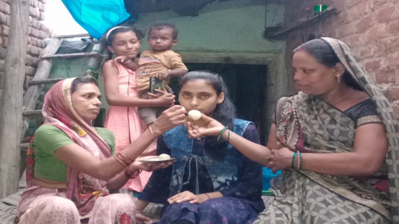 JAC 12th Arts Result 2022: गलियों में घूम-घूमकर सब्जी बेचने वाले की बेटी आंचल कुमारी बनी थर्ड स्टेट टॉपर