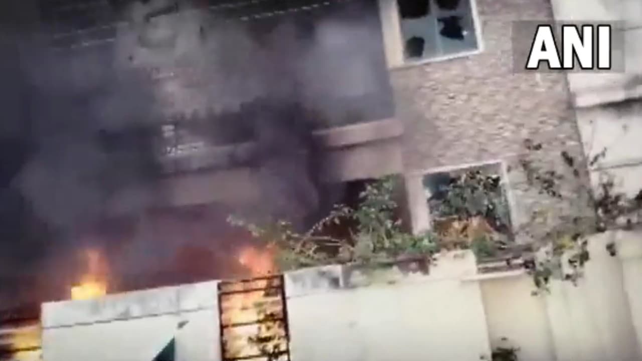 Andhra Pradesh Violence: आंध्रप्रदेश में भीड़ ने परिवहन मंत्री और विधायक के घर को फूंका, तोड़फोड़ की