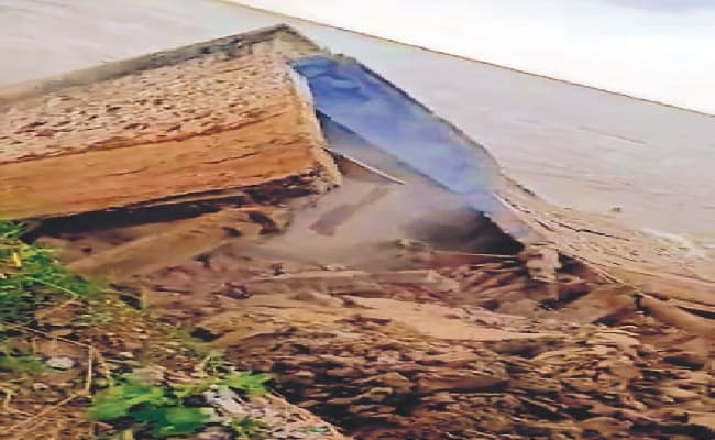 Bihar Flood 2020: सरकारी स्कूल के बाद अब आंगनबाड़ी केंद्र भी ढहकर गंगा में समाया, कटाव से बढ़ी परेशानी...