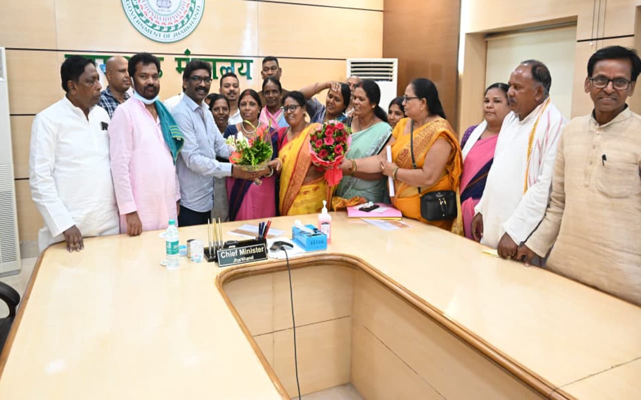झारखंड के 38 हजार आंगनबाड़ी सेविका और सहायिकाओं के चेहरे पर खुशी, CM हेमंत सोरेन ने बढ़ायी राशि झारखंड के 38 हजार आंगनबाड़ी सेविका और सहायिकाओं के चेहरे पर खुशी, CM हेमंत सोरेन ने बढ़ायी राशि