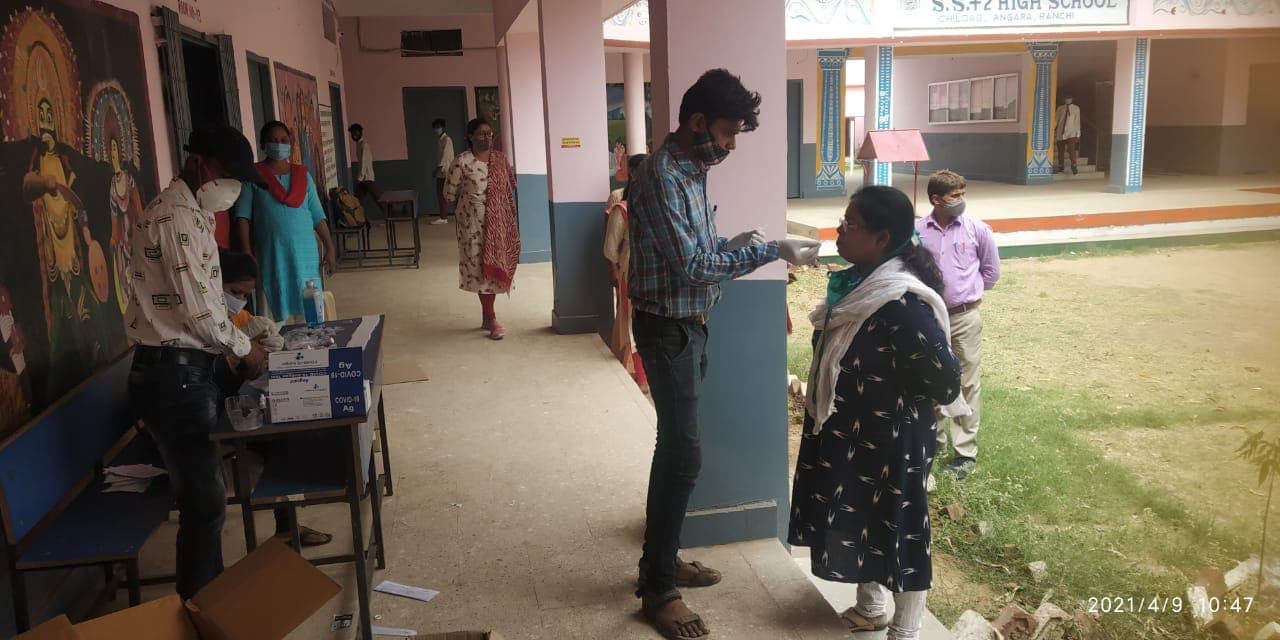 Coronavirus In Jharkhand : रांची जिले के एक सरकारी स्कूल में कोरोना विस्फोट, 21 विद्यार्थी कोरोना पॉजिटिव, अब तक 37 छात्रों को हुआ कोरोना, पढ़िए पूरी डिटेल्स