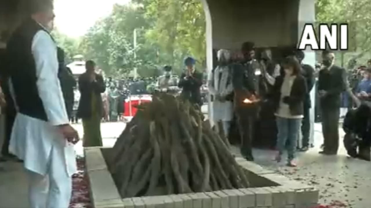 हेलिकॉप्टर हादसे में जान गंवाने वाले लेफ्टिनेंट कर्नल हरजिंदर सिंह पंचतत्व में विलीन, बेटी ने दी मुखाग्नि