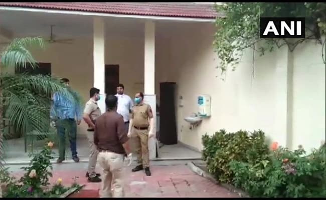 Mukhtar Ansari transfer live updates:  यूपी के बांदा जेल पहुंचेत ही व्हील चेयर छोड़ पैदल चलने लगा मुख्तार अंसारी
