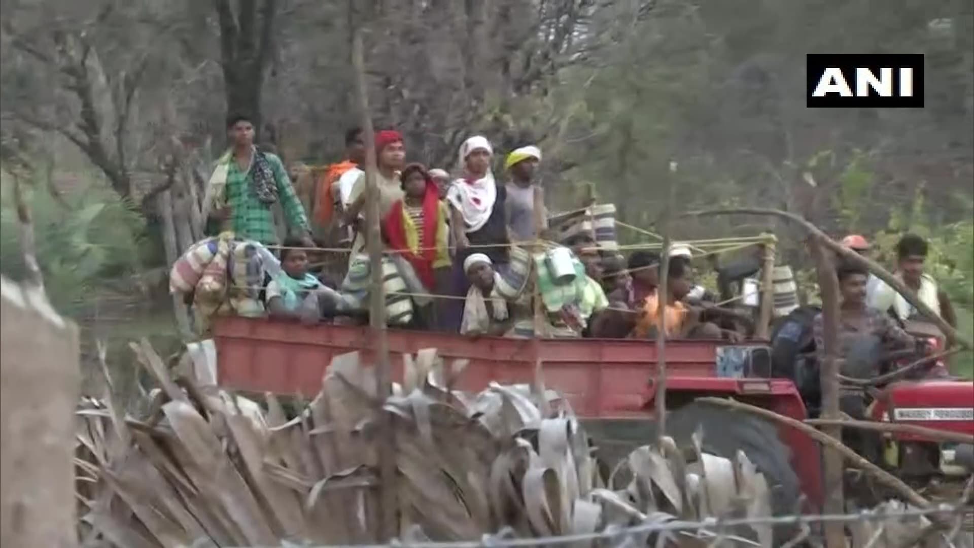 Naxal Attack in Chhattisgarh : नक्सल मुठभेड़ के बाद दहशत में है पूरा गांव, जान के डर से घर छोड़ रहे हैं लोग