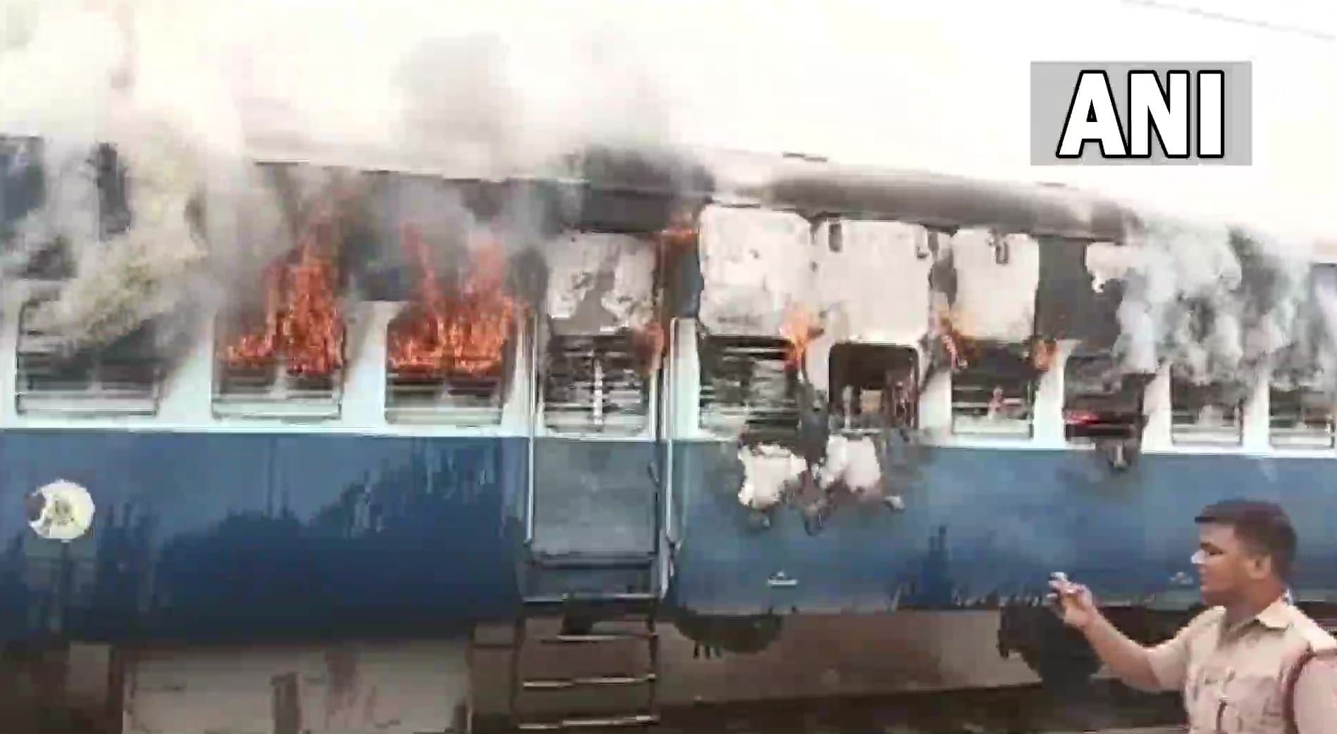 Agnipath Protest: अग्निपथ योजना के खिलाफ UP के 14 जिलों में हिंसक प्रदर्शन, ये शहर सर्वाधिक प्रभावित