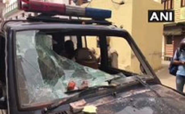 UP News : मुरादाबाद में कोरोना से मरे युवक के भाई को क्वारेंटाइन कराने पहुंची टीम पर हमला, पथराव देखकर भाग खड़े हुए पुलिसकर्मी