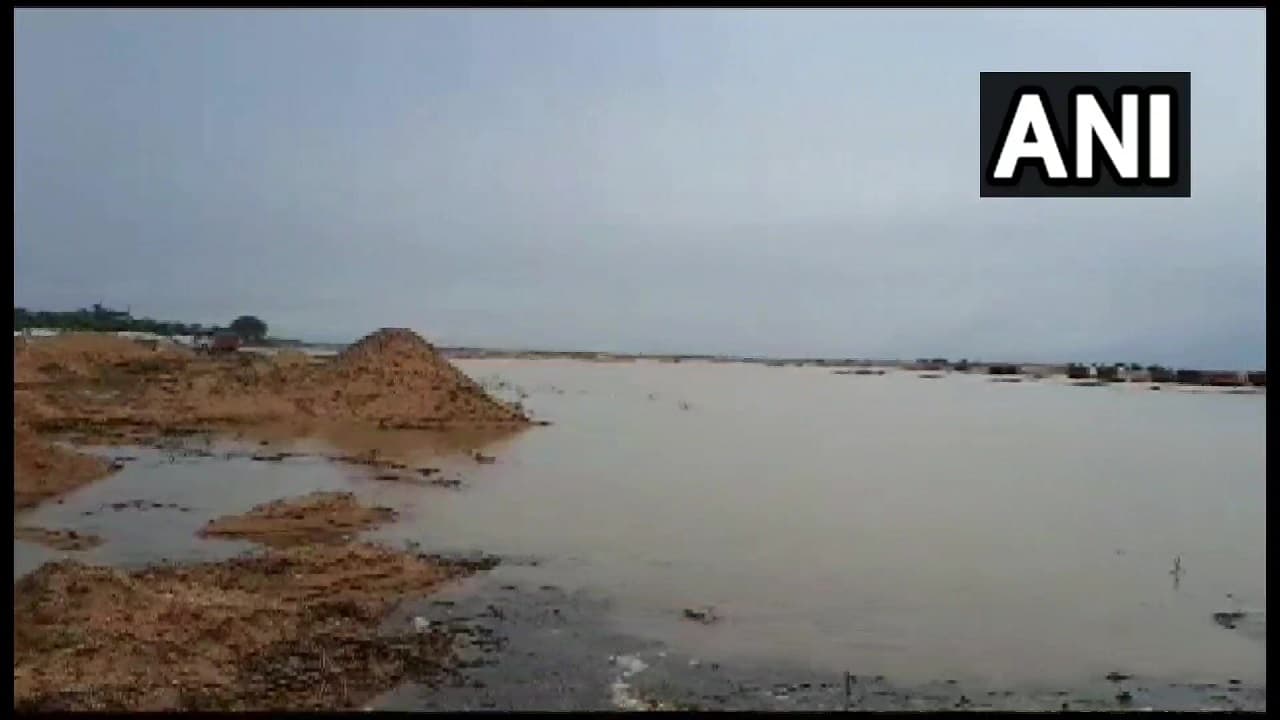बिहार: रोहतास में सोन नदी का पानी बढ़ने से दो ट्रक डूबे, बालू उठाने की होड़ में लगे 26 ट्रक नदी में फंसे