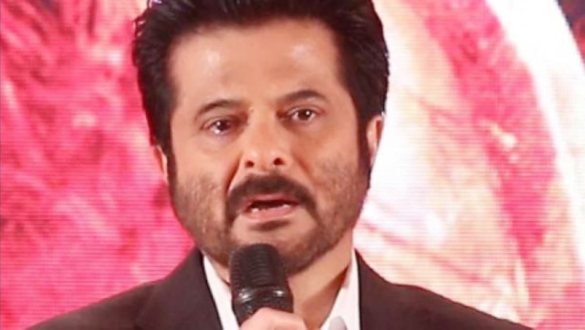 VIDEO: छोटे बच्चे की परफॉर्मेंस देख अनिल कपूर की भर आई आंखें, मां को याद कर बोले- खुद सिलती थी मेरे कपड़े