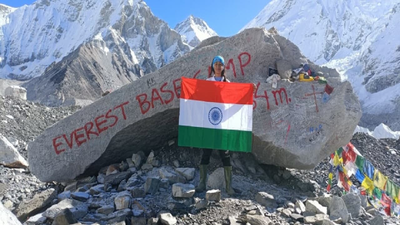 राष्ट्रीय बालिका दिवस: पिता के निधन के बाद बिहार की बेटी ने लिया प्रण, एवरेस्ट की ऊंचाई पर पहुंची अनीशा दुबे