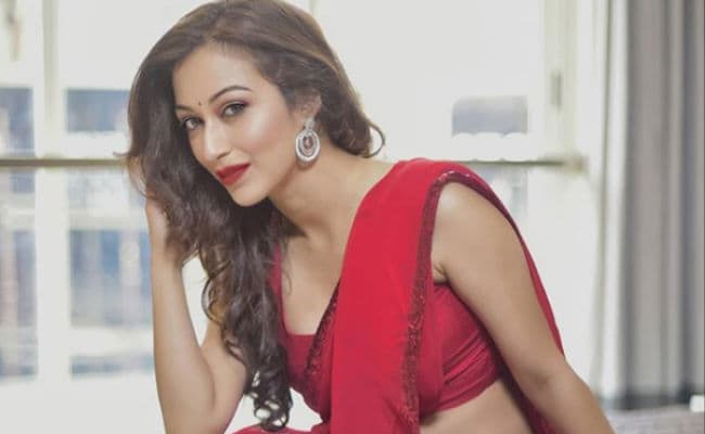 Taarak Mehta Ka Ooltah Chashmah : रेड साड़ी में 'अंजलि भाभी' ने दिए पोज, दिलकश अंदाज पर फिदा हुए फैंस