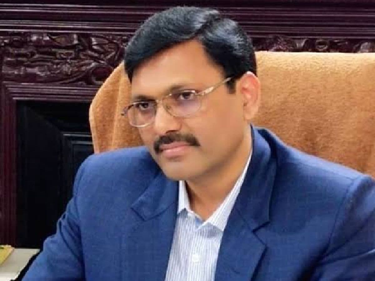 Uttar Pradesh: आजम खान के धुर विरोधी IAS अफसर आंजनेय सिंह यूपी कैडर में बरकरार, एक साल का और मिला सेवा विस्तार Uttar Pradesh: आजम खान के धुर विरोधी IAS अफसर आंजनेय सिंह यूपी कैडर में बरकरार, एक साल का और मिला सेवा विस्तार