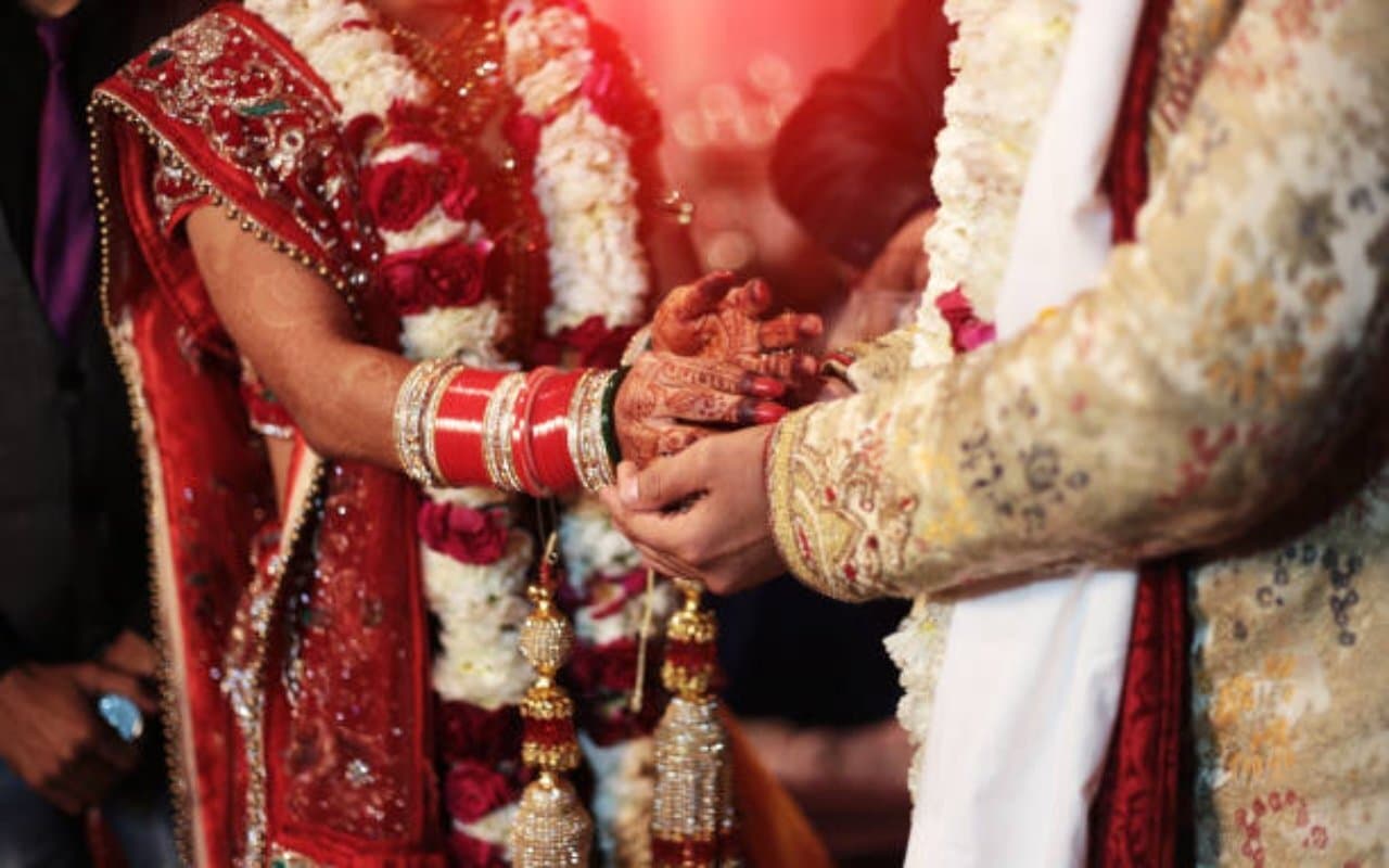 Saving Tips: कम खर्च में भी होगी शानदार और यादगार शादी, अपनाएं ये टिप्स