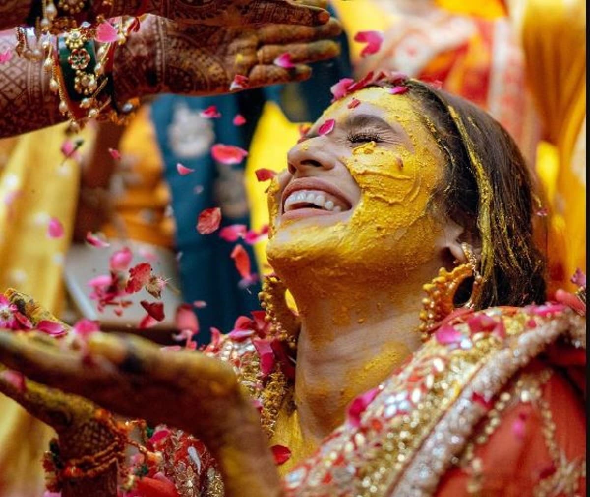 अंकिता लोखंडे ने शेयर की हल्दी सेरिमनी की फोटोज, फूलों के बीच लाल शरारे में बला सी खूबसूरत दिखीं एक्ट्रेस