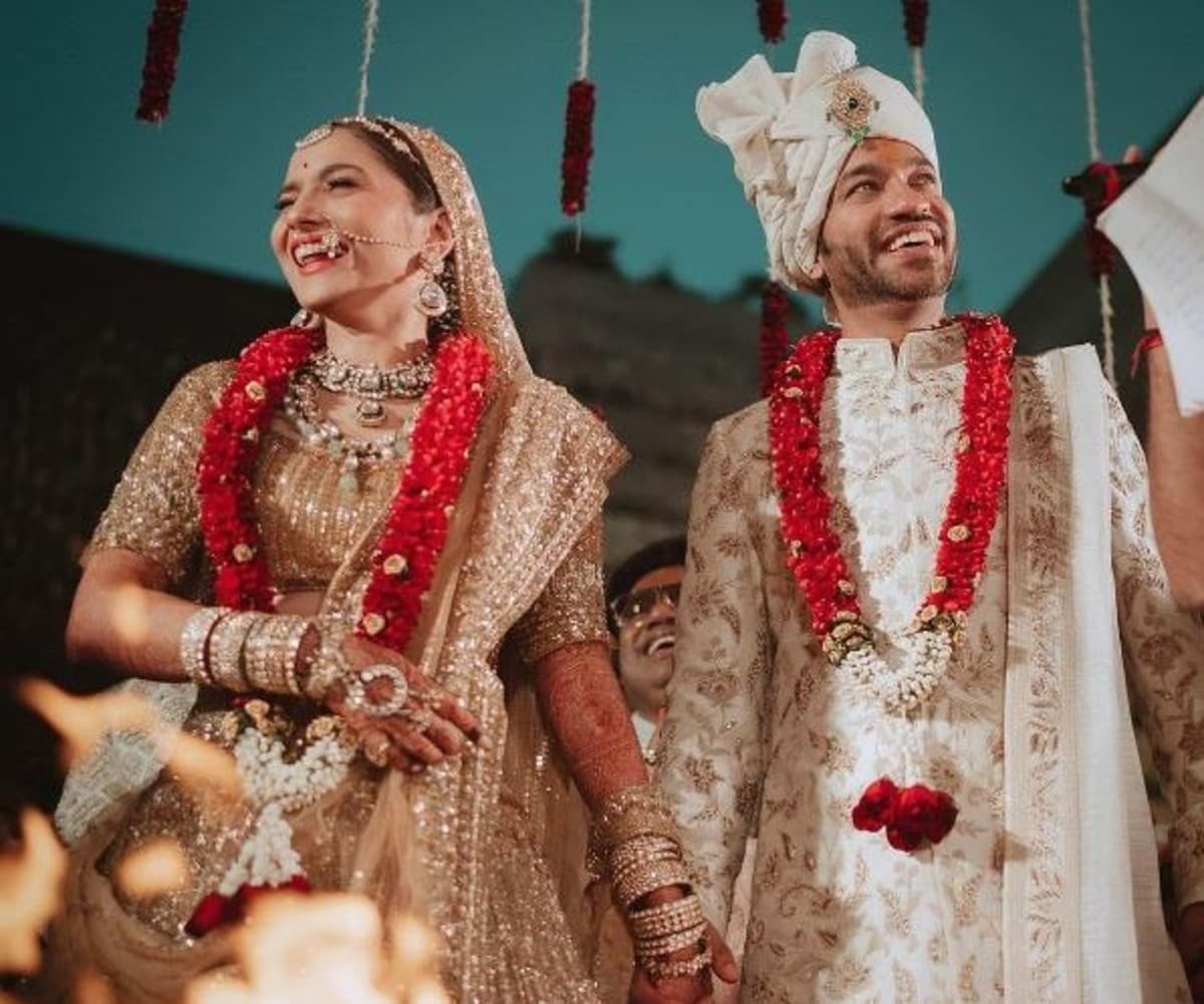 Ankita Lokhande Vicky Jain Wedding: गोल्डन लहंगे में बेहद हसीन दिखी अंकिता लोखंडे, देखें शादी की INSIDE PHOTOS