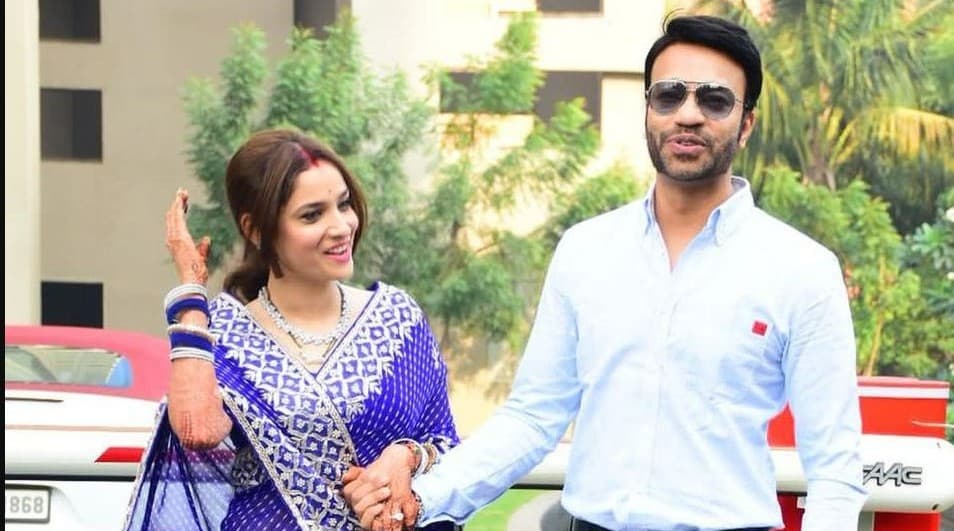 अंकिता लोखंडे-विक्की जैन शादी के बाद एकदूजे का हाथ थामे यूं आये नजर, 1.2 करोड़ की कार ने खींचा ध्यान, VIDEO