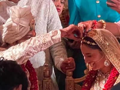 Ankita Lokhande Vicky Jain Wedding: एक दूजे के हुए अंकिता लोखंडे और विक्की जैन, हाथ पकड़कर लिए सात फेरे, VIDEO