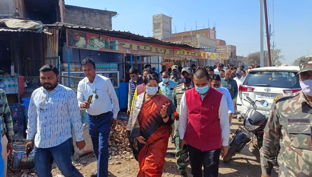 सड़कों पर प्रदूषण फैला रहे फ्लाई ऐश लदे हाइवा को केंद्रीय मंत्री ने रोका,कोडरमा DC को कार्रवाई का निर्देश