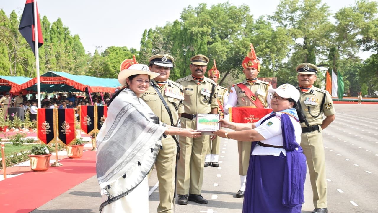 BSF पासिंग आउट परेड : केन्द्रीय शिक्षा राज्य मंत्री अन्नपूर्णा देवी ने ली परेड की सलामी, किया पुरस्कृत