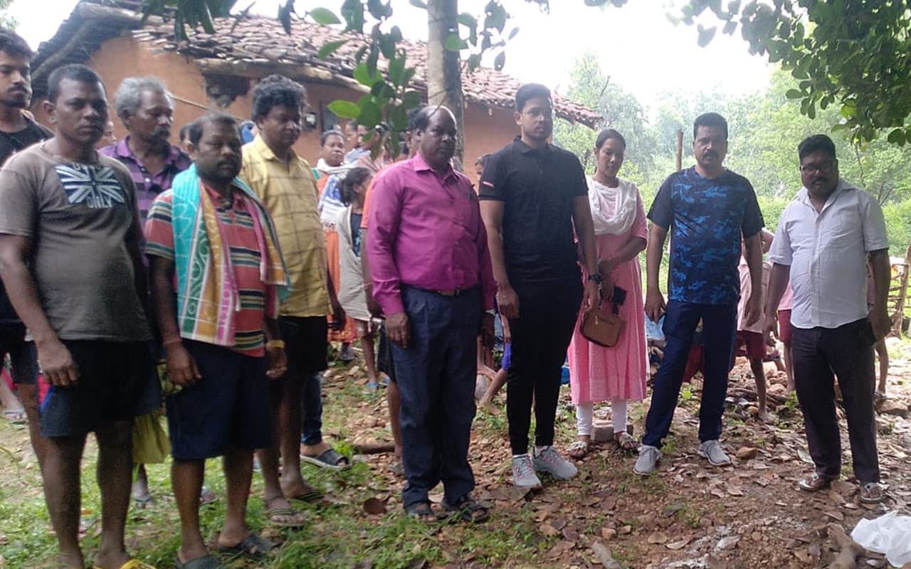 झारखंड : सिमडेगा में हाथियों का उत्पात, 8 साल की दिव्यांग बच्ची को कुचल कर मार डाला, घरों को किया क्षतिग्रस्त