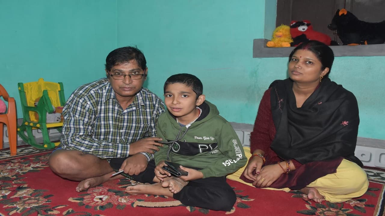 Jharkhand News: स्कूल का मुंह तक नहीं देखा, लेकिन कैलकुलेटर से भी तेज हैं अंश राज, सूर्य से है बेहद प्यार Jharkhand News: स्कूल का मुंह तक नहीं देखा, लेकिन कैलकुलेटर से भी तेज हैं अंश राज, सूर्य से है बेहद प्यार