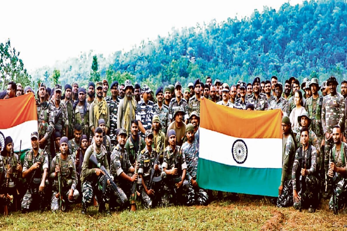 झारखंड में नक्सलियों के गढ़ बूढ़ा पहाड़ पर फहराया गया तिरंगा, DGP बोले- जवानों ने दिखाया अदम्य साहस