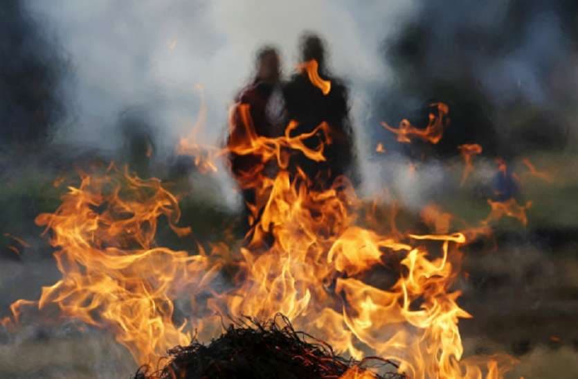 बिहार में बेटे की जलती चिता पर लेटी मां, रात के अंधेरे में पहुंची श्मशान, आत्महत्या से जुड़ी ये घटना जानिए..