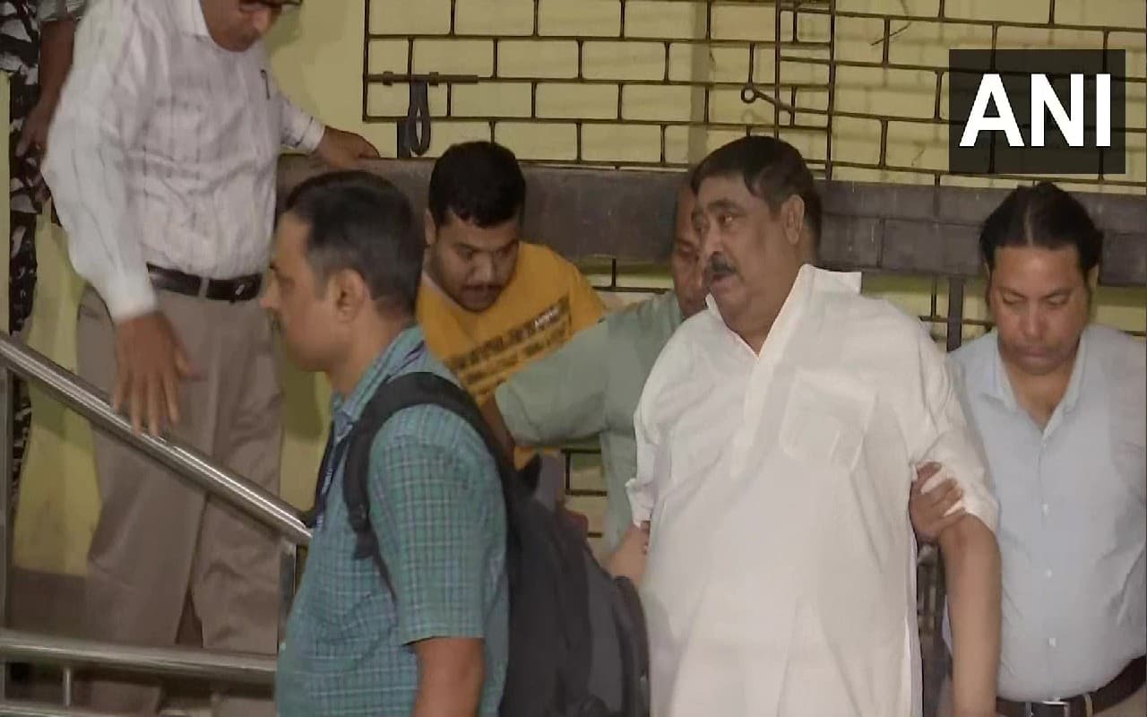 मवेशी तस्करी मामले में अनुब्रत व सैगल की भूमिका तलाश रही ईडी, संपत्ति से जुड़ी तथ्यों की जांच जारी मवेशी तस्करी मामले में अनुब्रत व सैगल की भूमिका तलाश रही ईडी, संपत्ति से जुड़ी तथ्यों की जांच जारी