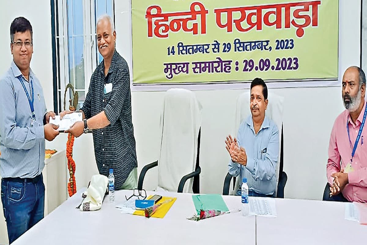 हिंदी पखवाड़ा में प्रभात खबर के कार्यकारी संपादक अनुज सिन्हा बोले- शर्म त्यागें, गर्व से हिंदी का प्रयोग करें