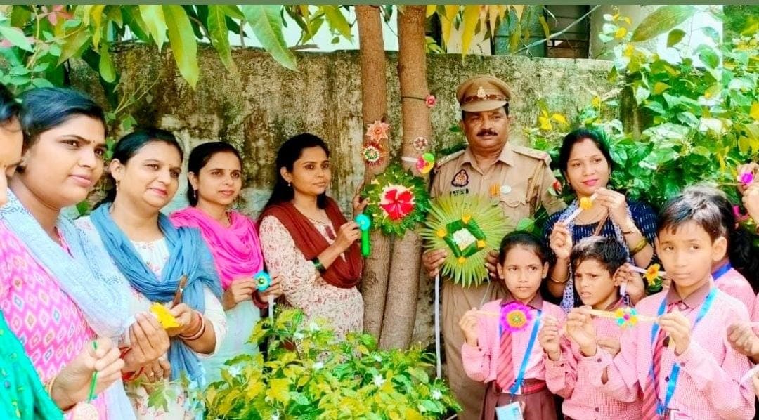 ट्री मैन के साथ पेड़ों को राखी बांधकर बच्चों ने मनाया रक्षाबंधन, वृक्षों की रक्षा का दिया वचन