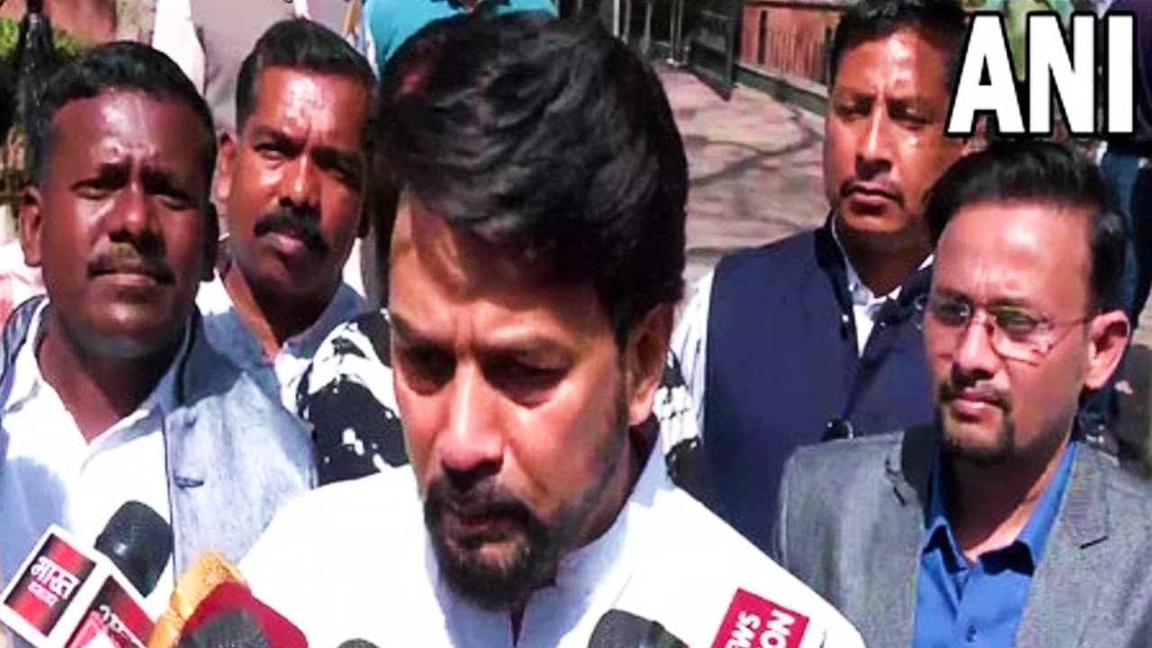 अनुराग ठाकुर ने कांग्रेस पर बोला हमला- कहा, कांग्रेस को गांधी परिवार के बाहर कुछ दिखता ही नहीं
