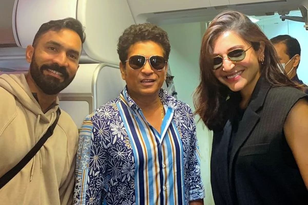 India vs Pakistan मैच के लिए अनुष्मा शर्मा पहुंची अहमदाबाद, सचिन तेंदुलकर संग दिया पोज, फैंस बोले- विराट को...