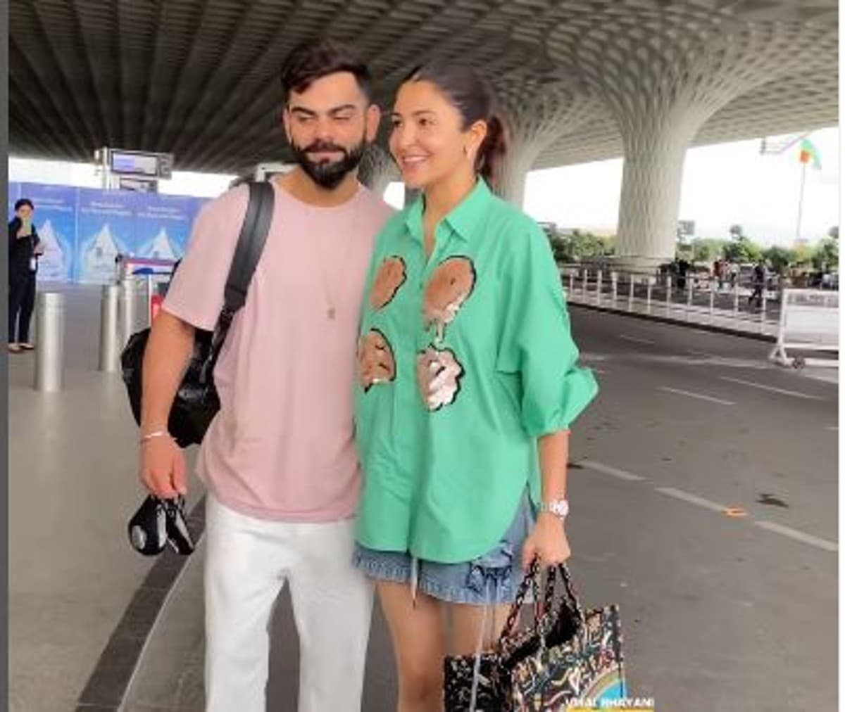 Anushka Sharma: पति विराट कोहली संग छुट्टी मनाने निकलीं अनुष्का शर्मा, एयरपोर्ट पर इस तरह स्पॉट हुए कपल