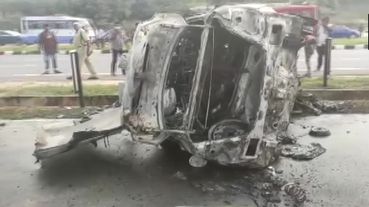 आंध्र प्रदेश: पेट्रोल लीक होने से कार में लगी आग, 6 की मौत और दो घायल