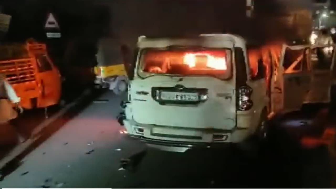 Andhra Pradesh: पालनाडु में YSRCP-TDP कार्यकर्ताओं के बीच हिंसक झड़प, कई गिरफ्तार, धारा 144 लागू Andhra Pradesh: पालनाडु में YSRCP-TDP कार्यकर्ताओं के बीच हिंसक झड़प, कई गिरफ्तार, धारा 144 लागू