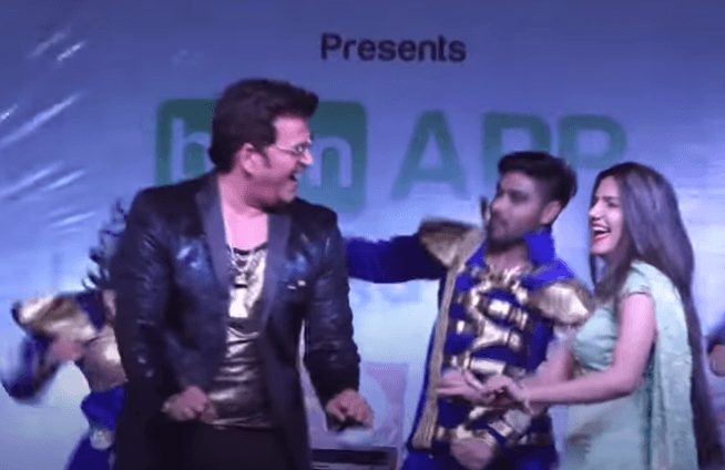 Bhojpuri News : जब सपना चौधरी ने रवि किशन को थिरकने पर किया मजबूर, देखें डांस Video