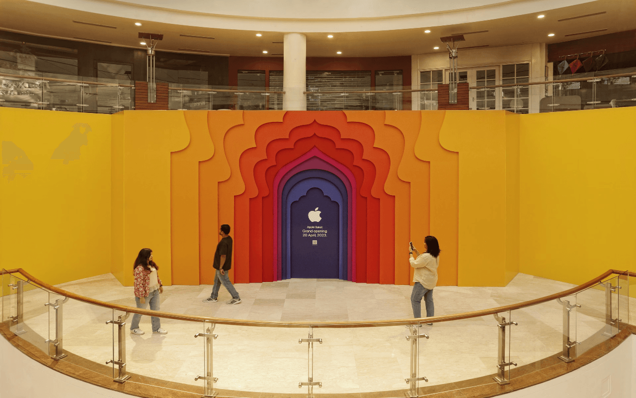 Apple Store Saket: दिल्ली में ऐपल का पहला स्टोर खुला, Tim Cook ने ग्राहकों का स्वागत किया