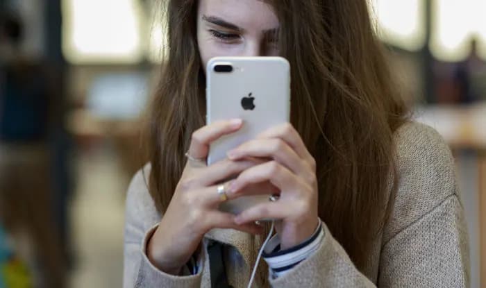 Smartphone को सर्विस सेंटर में देने से पहले पढ़ लें यह जरूरी खबर, आपकी आंखें खुल जाएंगी