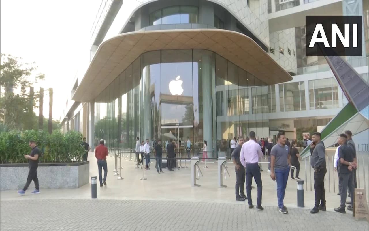 Apple: मुंबई में खुला ऐपल का पहला स्टोर, सीईओ टिम कुक रहे मौजूद