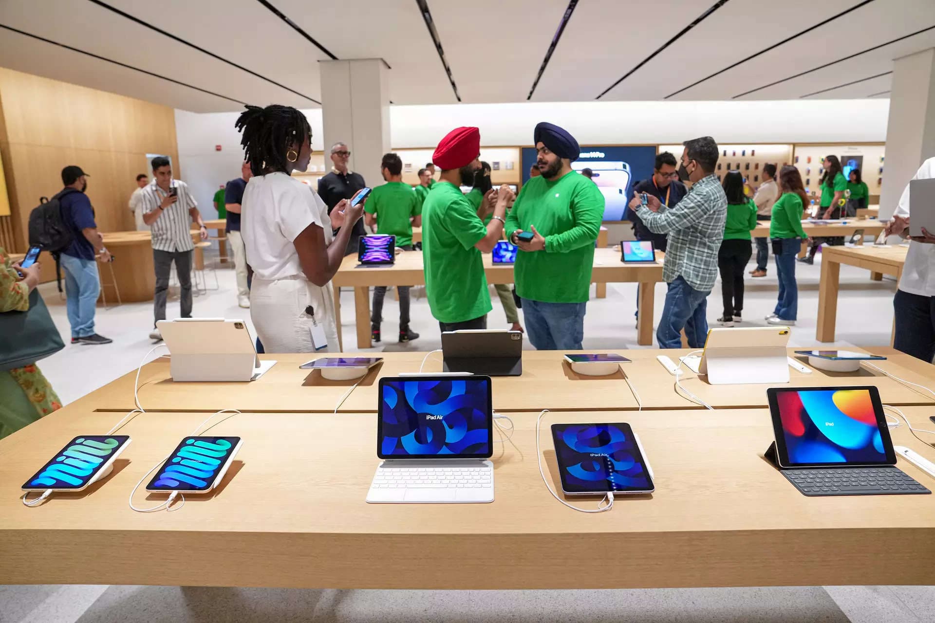 Apple Store Saket: टिम कुक ने मुंबई के बाद दिल्ली में खोला ऐपल का रिटेल स्टोर, लोगों की लगी लंबी कतार