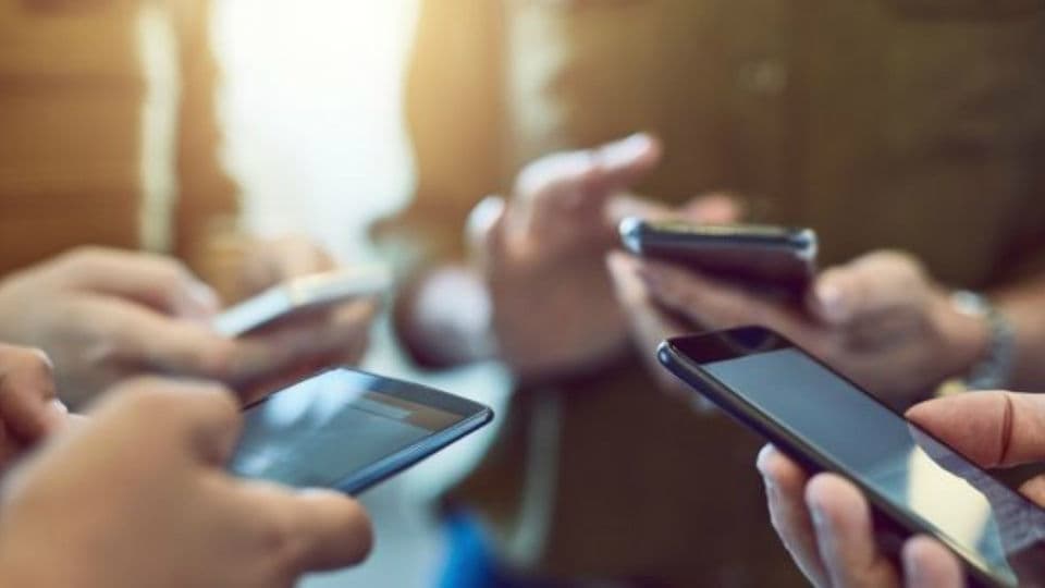 TikTok सहित 59 चाइनीज ऐप्स भारत में बैन, घबराएं नहीं ये देसी ऐप हैं उनका शानदार विकल्प