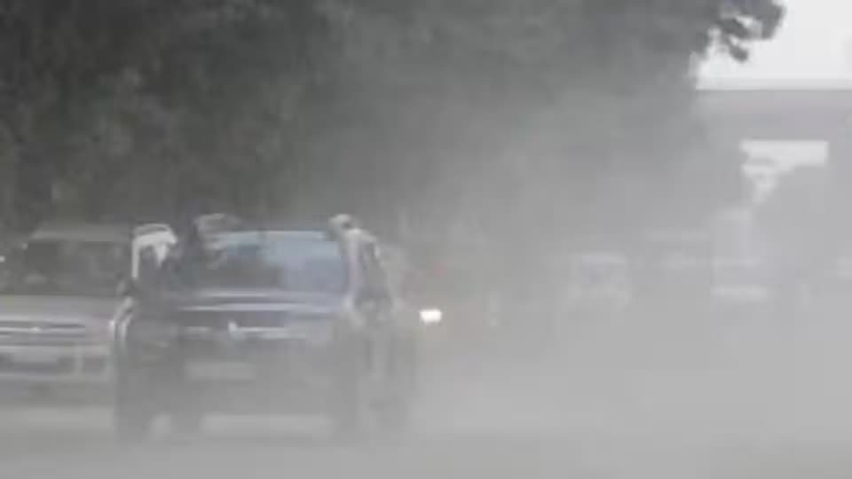 UP AQI Today: दिवाली पर आतिशबाजी ने बिगाड़ी हवा की सेहत, लखनऊ, गाजियाबाद, नोएडा सहित कई शहर बेहद प्रदूषित