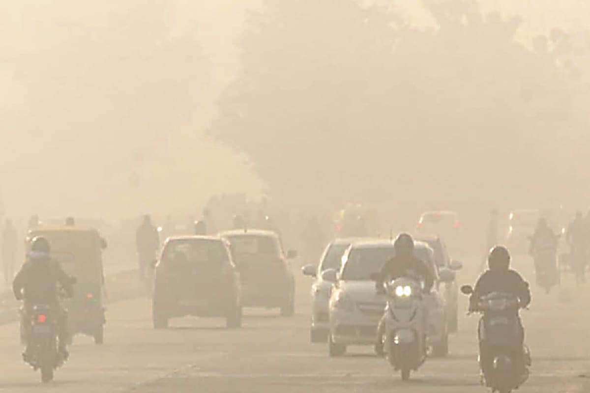 UP News: नोएडा में AQI 400 के पार, आगरा में प्रदूषण का स्तर बढ़ने से TB और चेस्ट इन्फेक्टेड मरीज बढ़े
